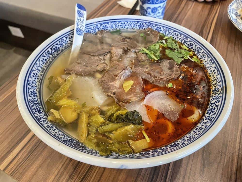 Lanzhou pickled cabbage with beef noodle soup
